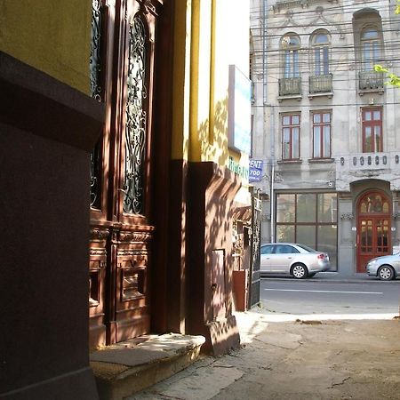 Kretan Hostel Bucarest Esterno foto