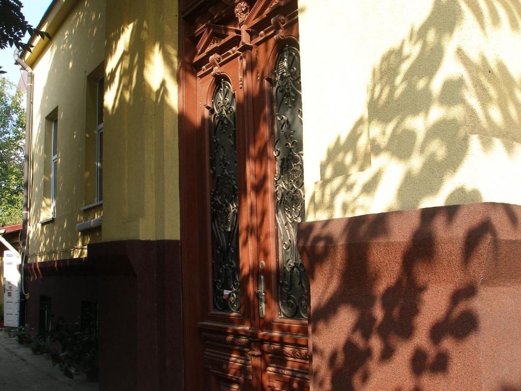 Kretan Hostel Bucarest Esterno foto