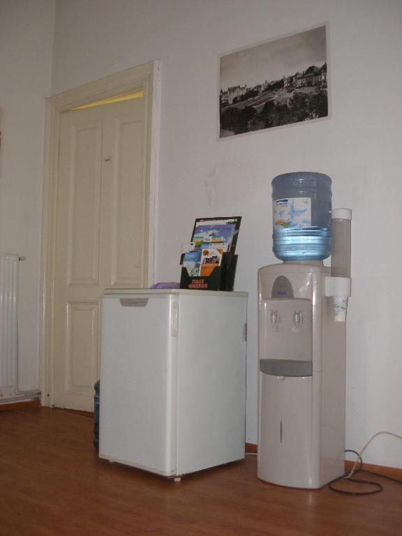 Kretan Hostel Bucarest Esterno foto