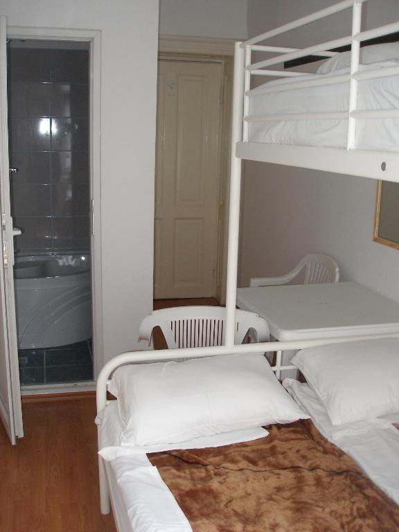 Kretan Hostel Bucarest Camera foto