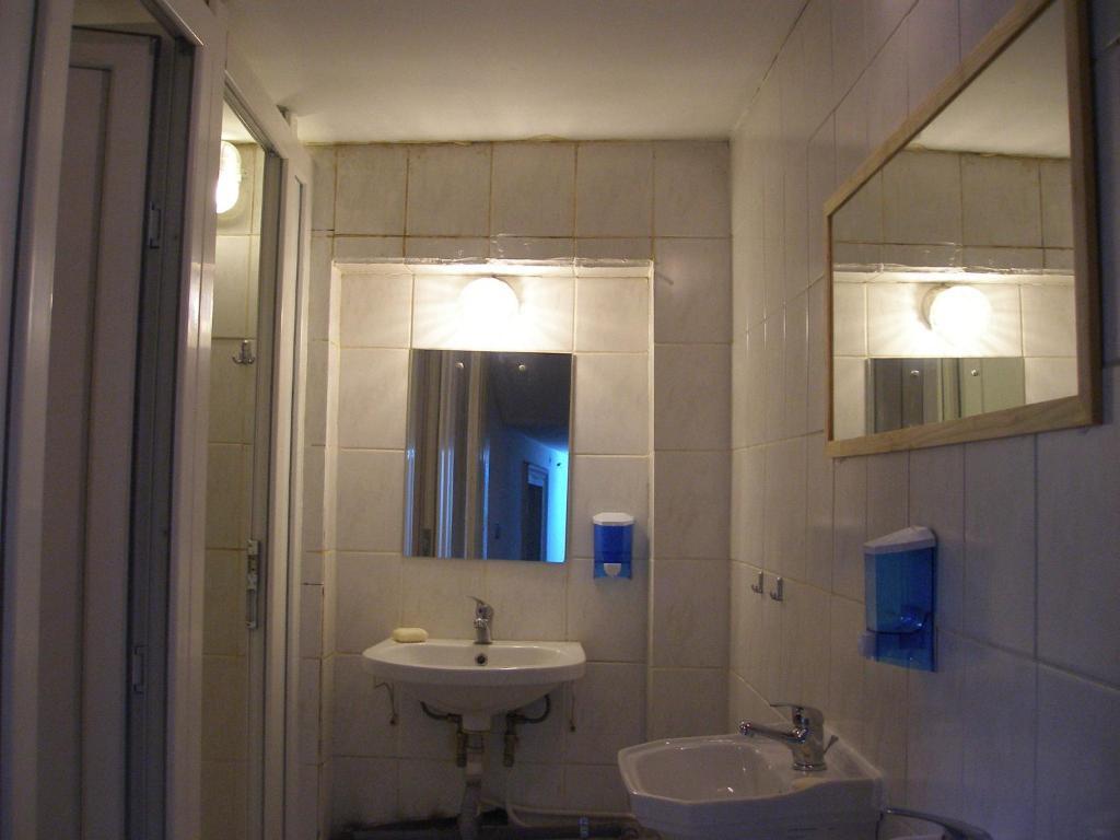 Kretan Hostel Bucarest Esterno foto
