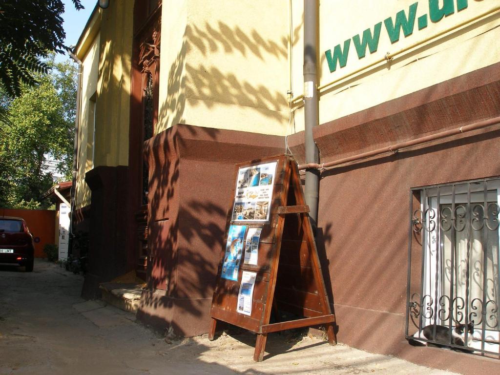 Kretan Hostel Bucarest Esterno foto
