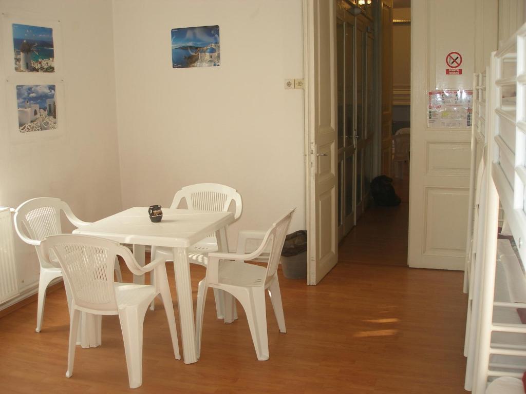 Kretan Hostel Bucarest Esterno foto